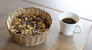 Kaffebohnen und Kaffee in Tasse